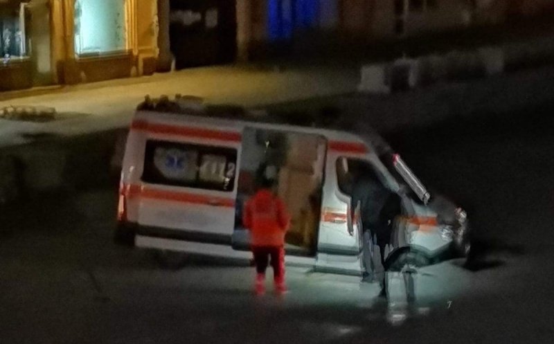 O ambulanță a căzut într-o groapă în zona centrală din Turda