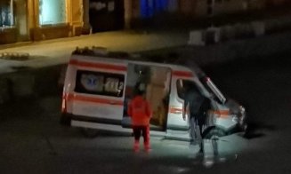 O ambulanță a căzut într-o groapă în zona centrală din Turda