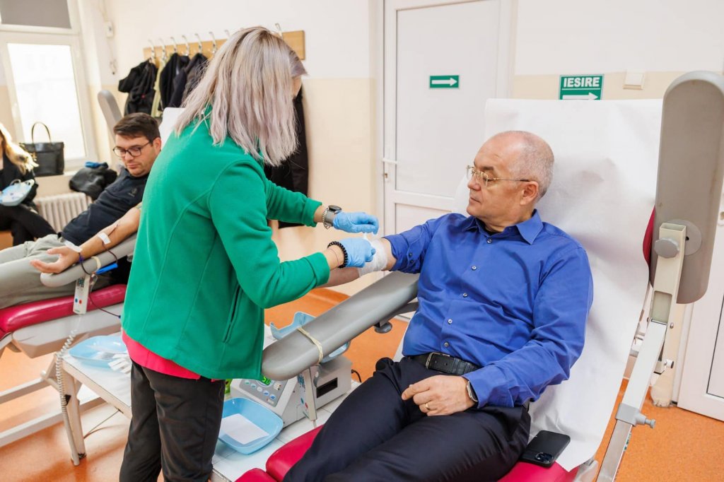 Emil Boc a donat sânge și îi îndeamnă pe clujeni să-i urmeze exemplul: „Dacă puteți face un bine, să îl faceți!”