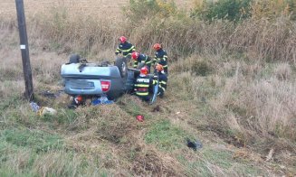 Accident în Cluj. O mașină s-a răsturnat / Două persoane, consultate de un echipaj SMURD