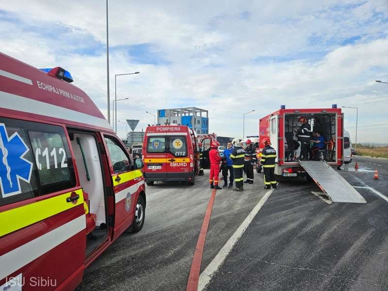 Accident GRAV între două microbuze, în Sibiu. 19 răniți, transportați la spital