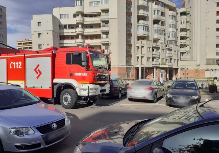 Bloc din Mănăștur cuprins de flăcări din cauza unui incendiu la subsol. 500 de kg de gunoaie au luat foc