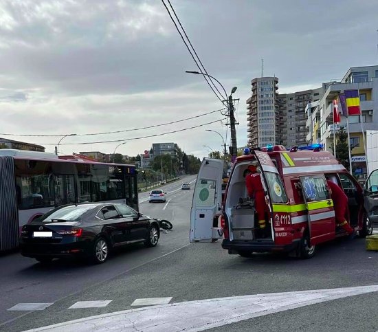 Accident grav, între o mașină și un scuter, pe strada Observatorului din Cluj-Napoca. Un tânăr de 20 de ani este în stare critică