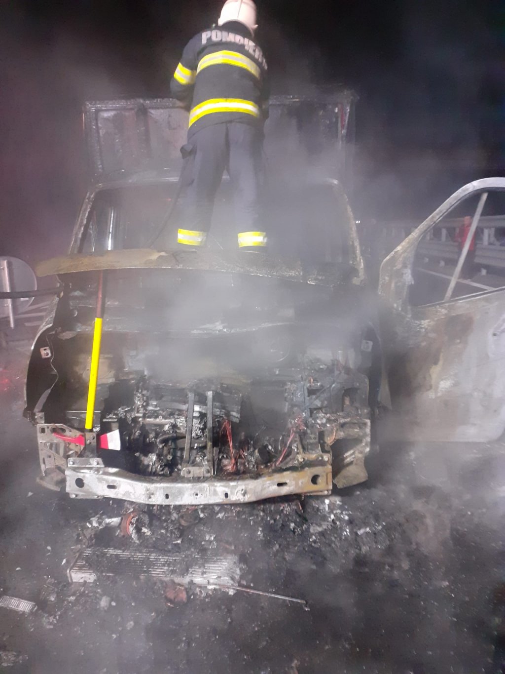 INCENDIU pe A3: O autoutilitară s-a făcut scrum noaptea trecută, pe Autostrada Transilvania
