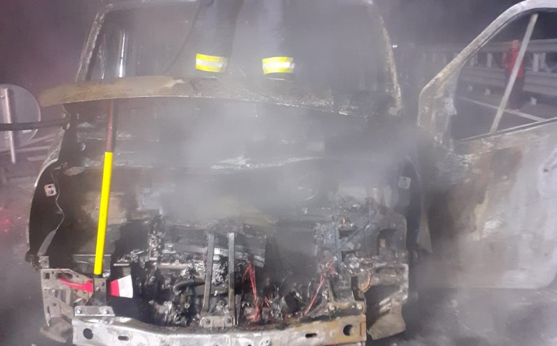 INCENDIU pe A3: O autoutilitară s-a făcut scrum noaptea trecută, pe Autostrada Transilvania