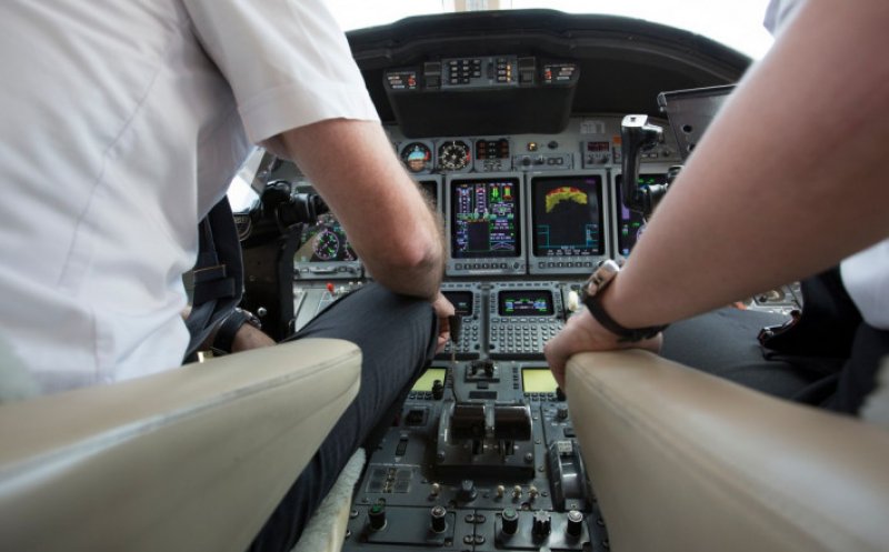 Incident extrem de grav la bordul unui avion comercial! Un pilot a încercat să oprescă intenţionat motoarele
