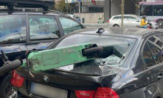 BMW distrus cu... trotineta. În parcare, pe Calea Mănăștur din Cluj-Napoca / "Inclusiv la benzinărie dădea cu benzină pe jos"