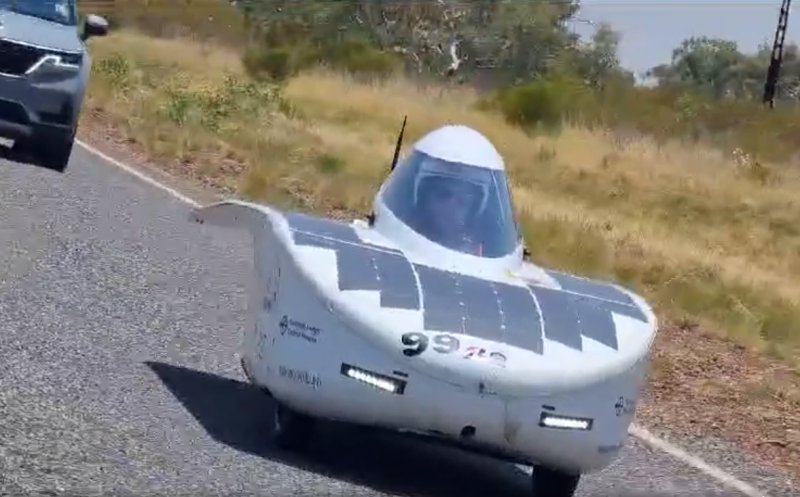 Mașina solară construită la Cluj de studenții UTCN a parcurs primii kilometri la World Solar Challenge în Australia