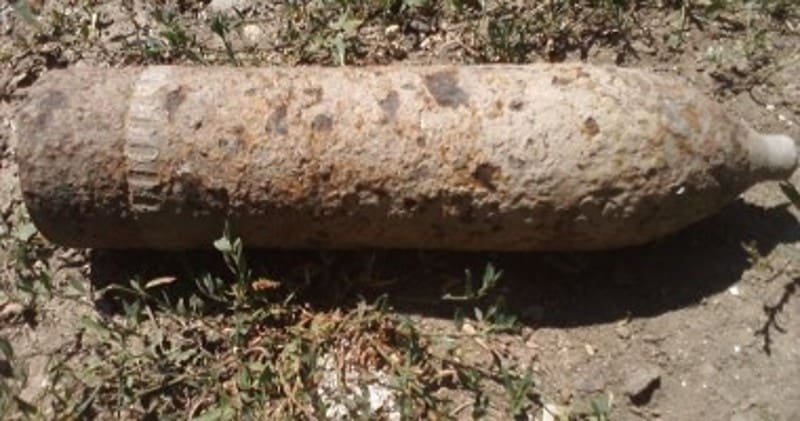 Proiectil de artilerie descoperit pe o stradă din Turda. Au intervenit pirotehniștii