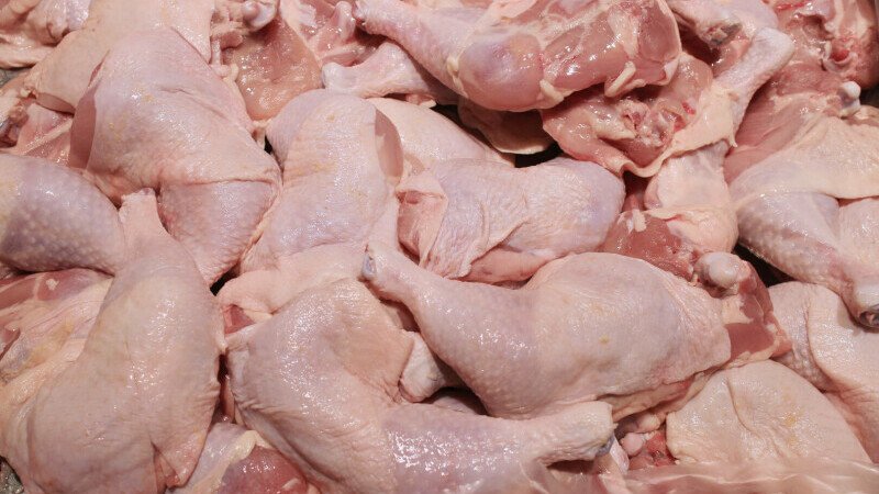 Sute de cazuri de salmonella confirmate în 15 țări din UE. Bacteria ar proveni din carnea de pui