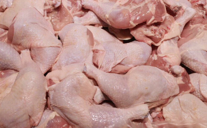 Sute de cazuri de salmonella confirmate în 15 țări din UE. Bacteria ar proveni din carnea de pui