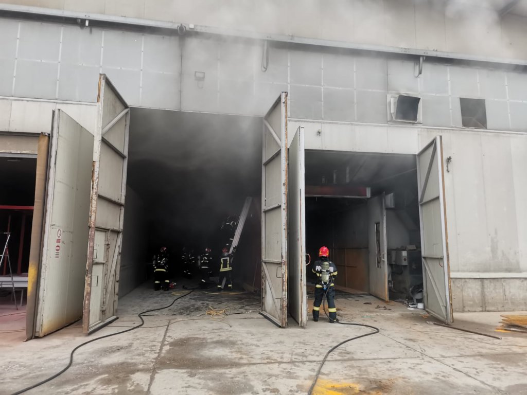INCENDIU la un service auto din Cluj-Napoca