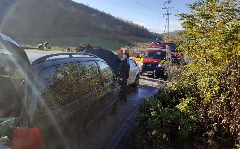 Accident cu două mașini pe un drum din Cluj. Descarcerarea și SMURD-ul, la fața locului
