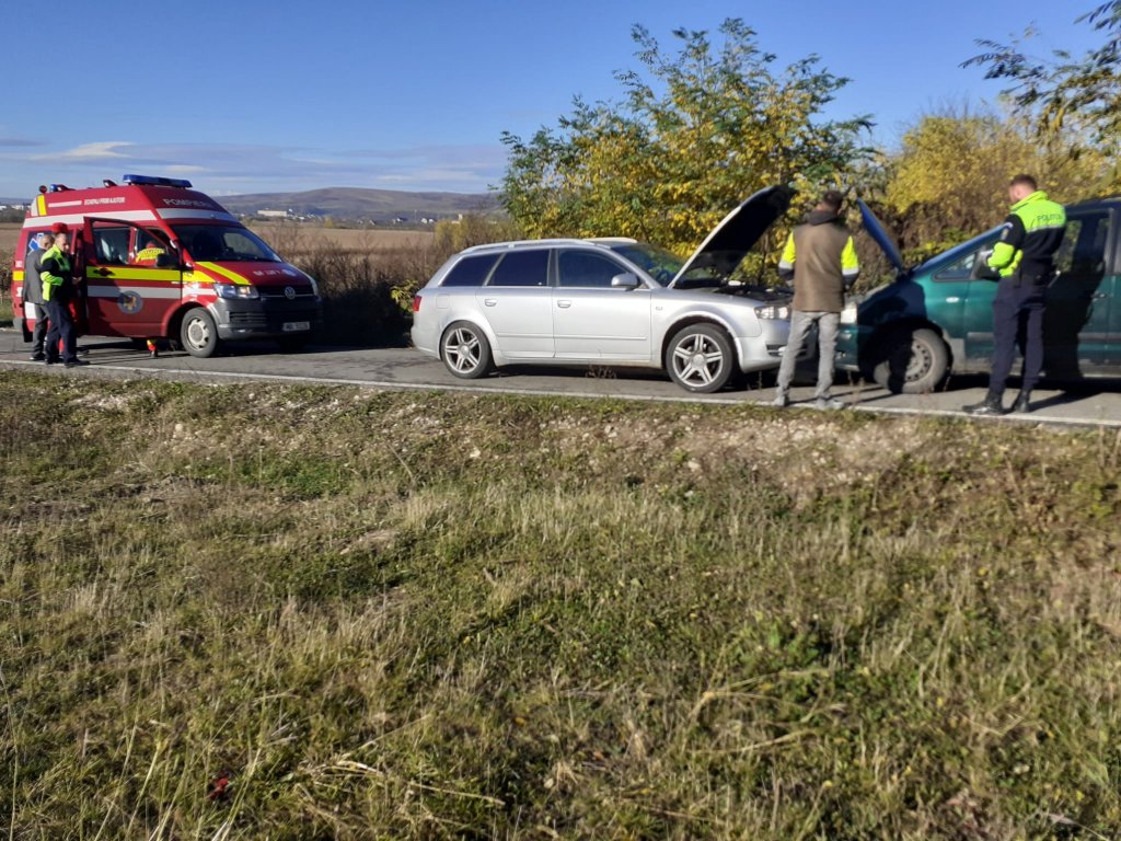 Accident cu două mașini pe un drum din Cluj. Descarcerarea și SMURD-ul, la fața locului