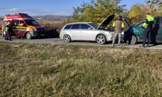 Accident cu două mașini pe un drum din Cluj. Descarcerarea și SMURD-ul, la fața locului