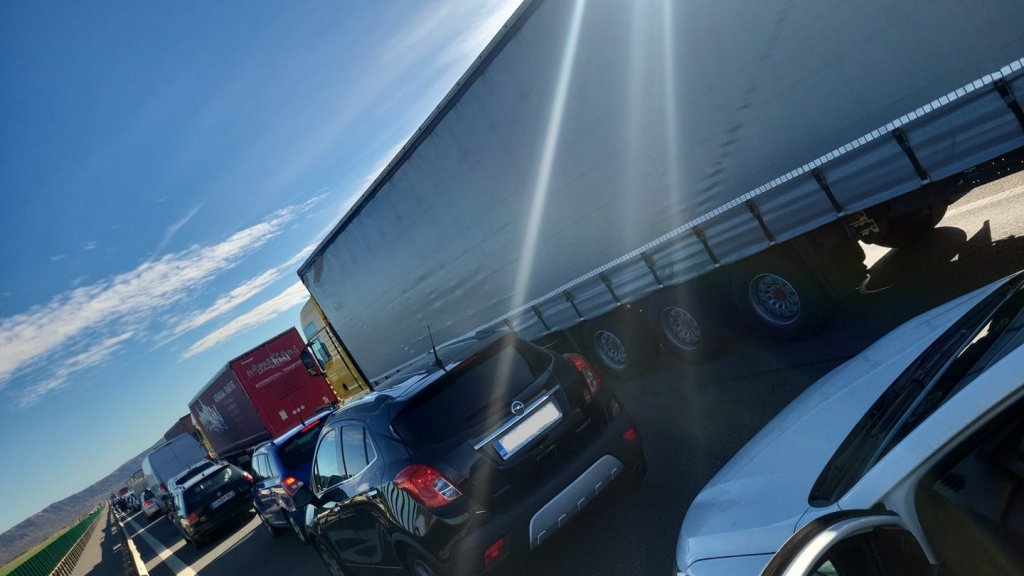 Blocaj pe autostradă în zona Câmpia Turzii: "E o coadă de 5 km. Evitați zona. Se lucrează la pod"