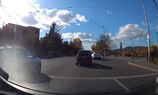 Din categoria RUPE-ŢI PERMISUL! Șofer lansat lângă Podul Garibaldi. Cei de pe trotuar au scăpat ca prin urechile acului