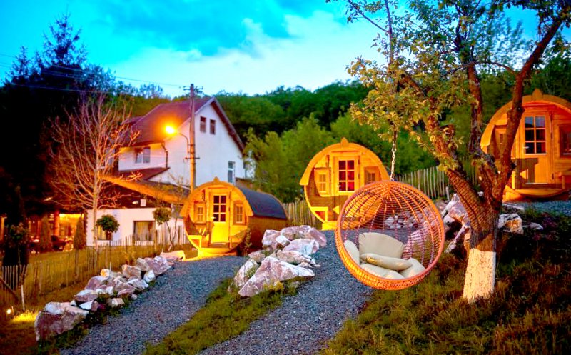 Cazare la butoi cu spa: Complex turistic inedit la 2 ore distanţă de Cluj-Napoca