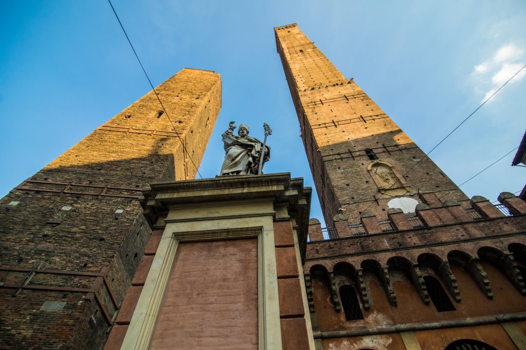 Se închide „turnul înclinat” din Bologna. Primar: Intervenția este necesară pentru a salva monumentul