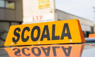 Tânăr din Cluj, prins cu droguri la examenul auto. I-a dat polițistului din greșeală pungulița cu prafuri
