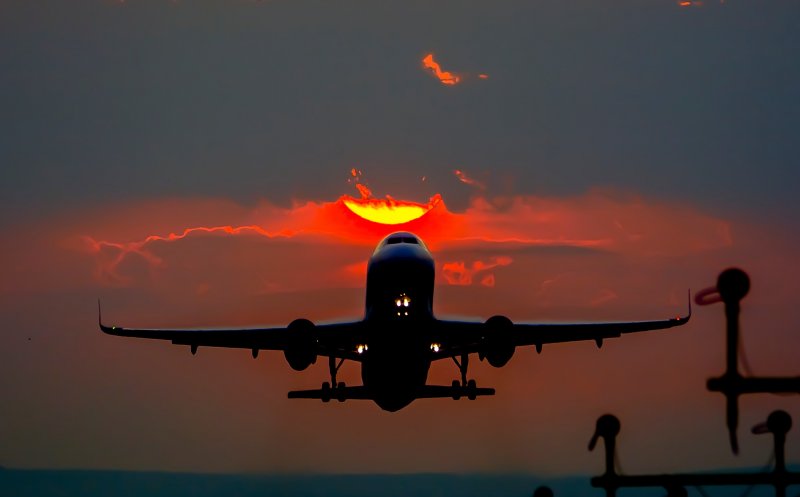 Imagini absolut splendide! Cum arată un apus de soare tomnatic la Aeroportul din Cluj