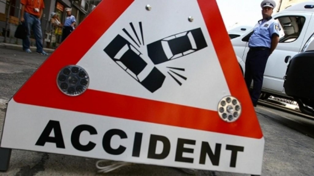 ACCIDENT între două mașini în Cluj. Un bărbat primește îngrijiri medicale