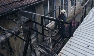 INCENDIU în Cluj-Napoca. Flăcările au cuprins o anexă gospodărească unde erau depozitate lemne și materiale combustibile