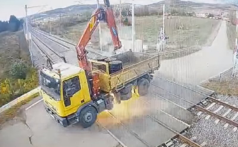 Momentul în care un șofer de camion a rupt firele de înaltă tensiune de la calea ferată și a lăsat blocate în câmp trenurile cu destinația Cluj