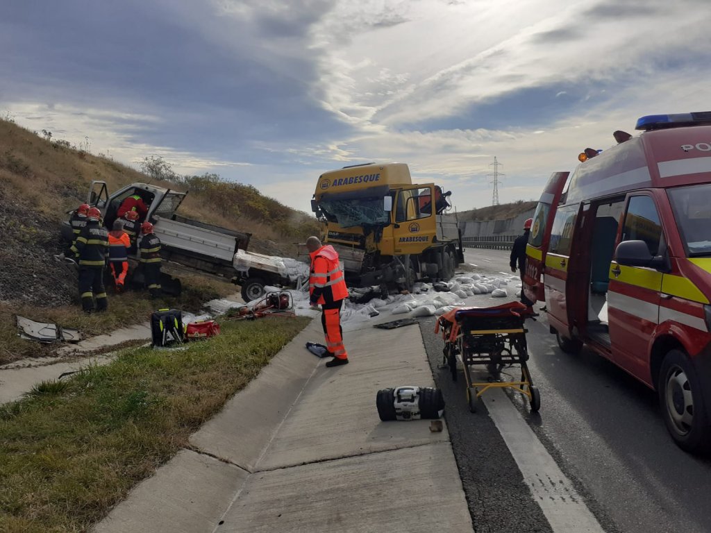 Accident GRAV pe A3 între un TIR și o autoutilitară. Un șofer a rămas încarcerat / Intervine elicopterul SMURD