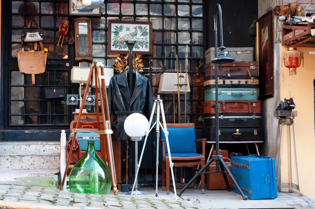 Românii, mari amatori de second hand. Vezi ce preferă să cumpere la mâna a doua