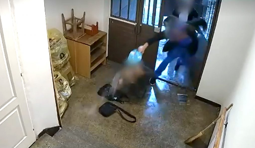 Motivul pentru care a fost arsă de vie o femeie în casa scărilor dintr-un bloc