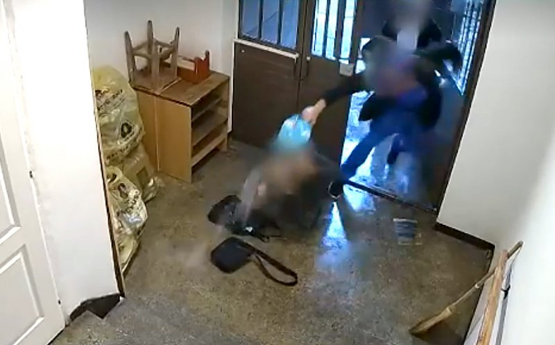 Motivul pentru care a fost arsă de vie o femeie în casa scărilor dintr-un bloc