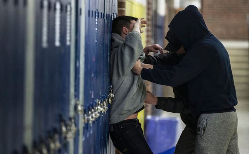 Sfaturi pentru profesori în caz de violență în școli, inclusiv bullying și cyberbullying: “Interveniți prompt, fiți empatici“
