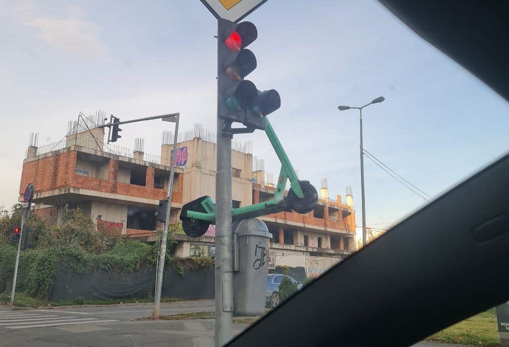 Trotinetă electrică pusă pe un coș de gunoi, în Cluj-Napoca. “Este la încărcat”