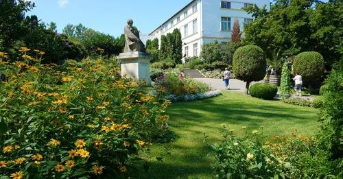 Cluj: Se redeschide zona dedicată persoanelor cu deficiențe de vedere din Grădina Botanică