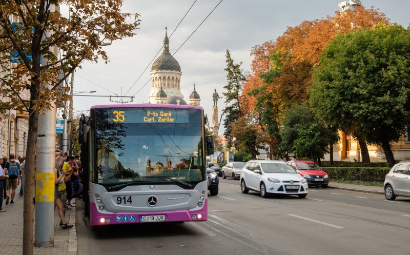 Mai multe autobuze pe o linie care duce în Zorilor