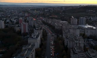 Traficul dinspre Florești înaintea răsăritului... privit de departe / "De la sol e mai enervant"