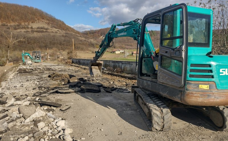 A început demolarea unui pod dintr-o localitate clujeană! Va fi înlocuit cu unul nou