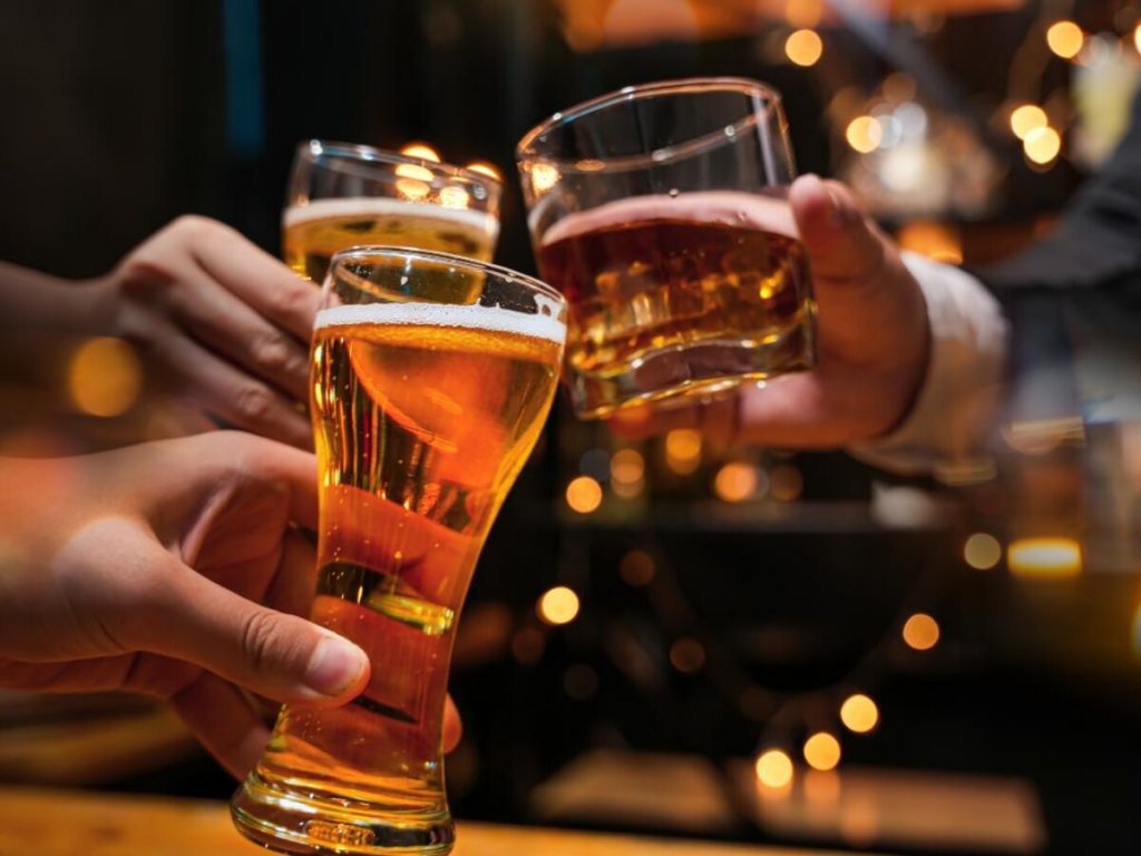Românii trag tare la măsea! Suntem în top la consumul de alcool în exces