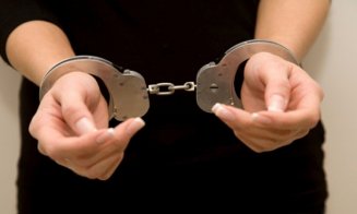 Doi tineri din Cluj, arestați pentru tâlhărie. Ea a ademenit un bărbat pentru a întreține relații sexuale, iar concubinul ei l-a bătut