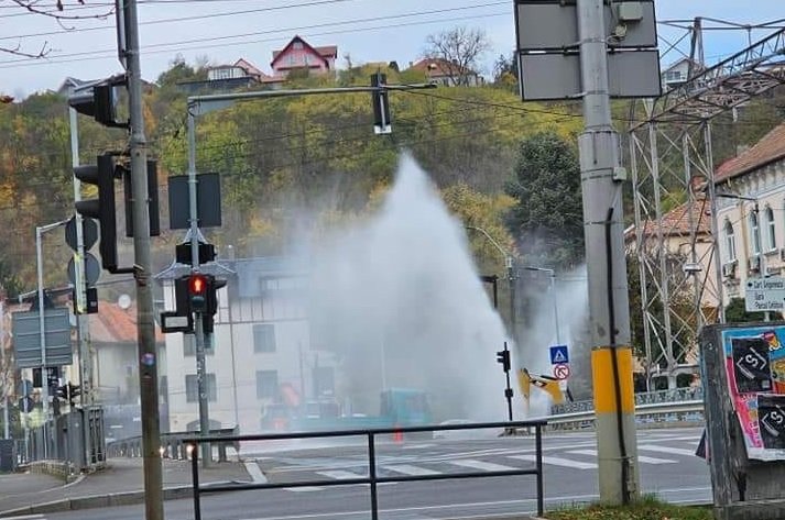 "Fântână arteziană" pe strada Mamaia. O conductă de apă s-a spart