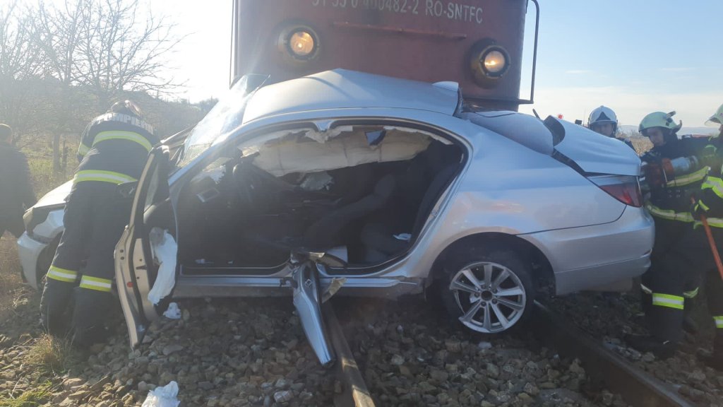 Mașină SPULBERATĂ de trenul Cluj-Napoca - Galați. Șoferul autoturismului, transportat la spital cu elicopterul SMURD