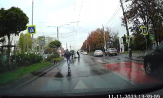 Minor lovit în plin pe trecerea de pietoni. Şoferii ocolesc victima şi îşi văd de drum... inclusiv o maşină cu numere de CJ