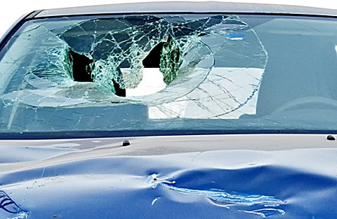 Rănit de gheaţa căzută de pe remorca unui şofer din Cluj. Omul şi-a văzut de drum, fără să ştie că a produs un accident