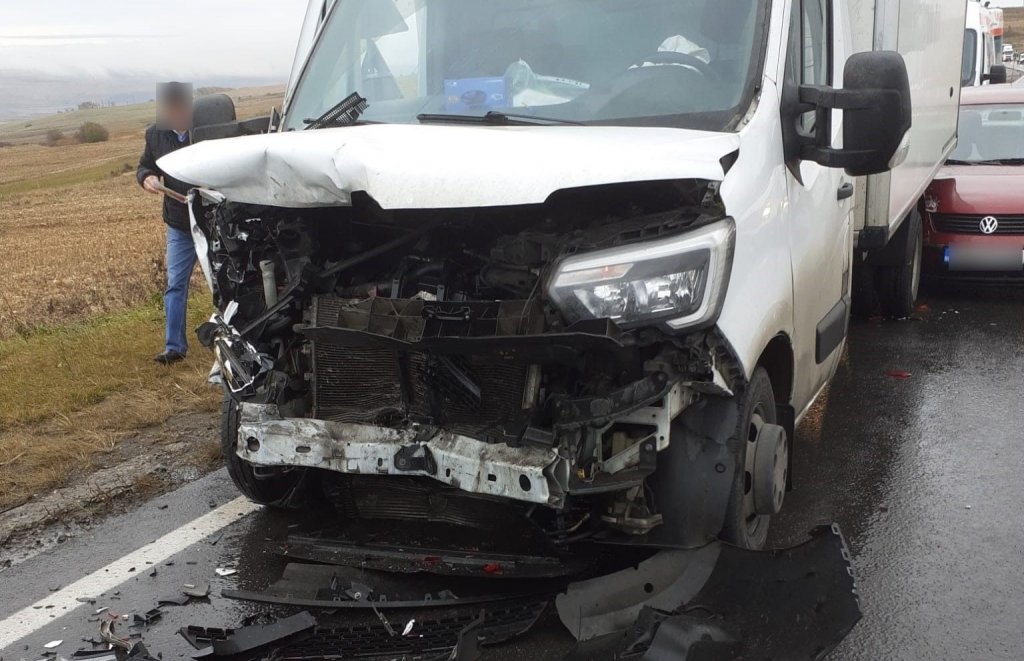 Accident la ieșire din Turda spre Cluj-Napoca. Două mașini, implicate / Tânăr, transportat la spital