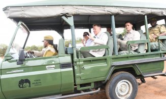 Președintele Iohannis își continuă excursiile departe de agitația din țară! Este la safari, în Africa