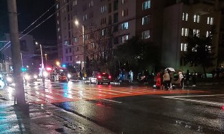 ACCIDENT în Cluj-Napoca: Mașină + motocicletă + pieton = 2 victime. Trafic blocat dinspre mall