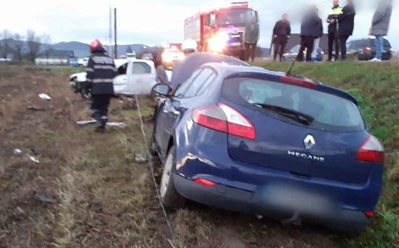 ACCIDENT în judeţul Cluj: Cu Logan-ul şi Megane-ul, pe arătură...