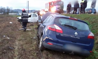 ACCIDENT în judeţul Cluj: Cu Logan-ul şi Megane-ul, pe arătură...