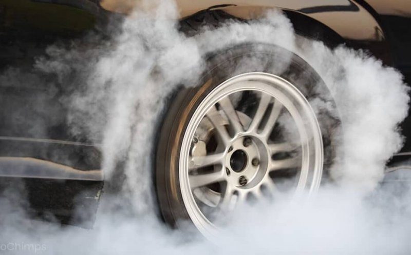 “Burnout” și comportament agresiv de față cu Poliția. Un șofer clujean s-a ales cu permisul suspendat și cu o amendă uriașă